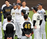 　練習前、円陣で　ナインに声を掛ける藤川監督（左から３人目）＝撮影・山口登