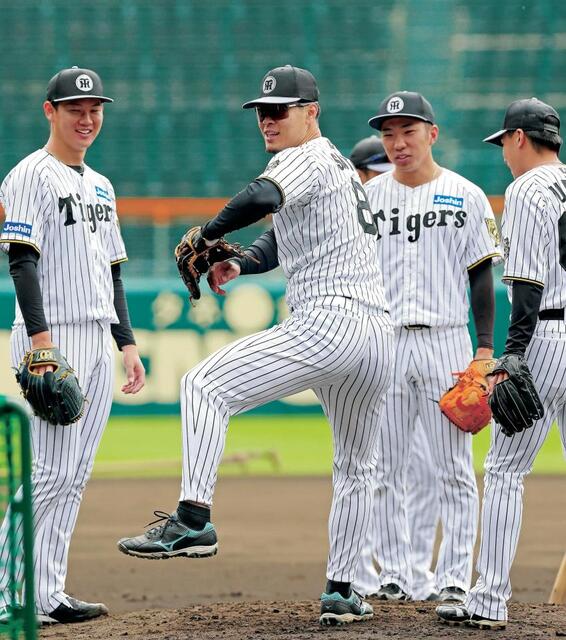 阪神 佐藤輝明がマウンドに立つ激レア光景 よく見てみると…右つま先が