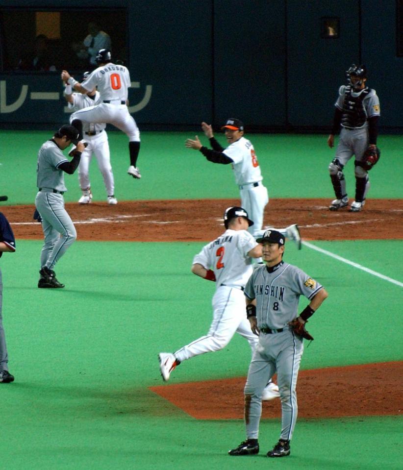 　サヨナラ負けにぼう然とする片岡（手前）ら阪神ナイン＝０３年１０月１８日