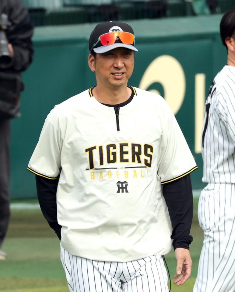 　練習を見守る藤川監督（撮影・山口登）