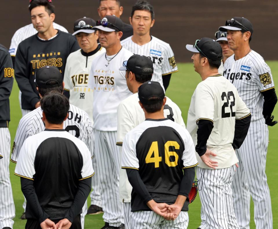 　練習前、円陣で　ナインに声を掛ける藤川監督（左から３人目）＝撮影・山口登