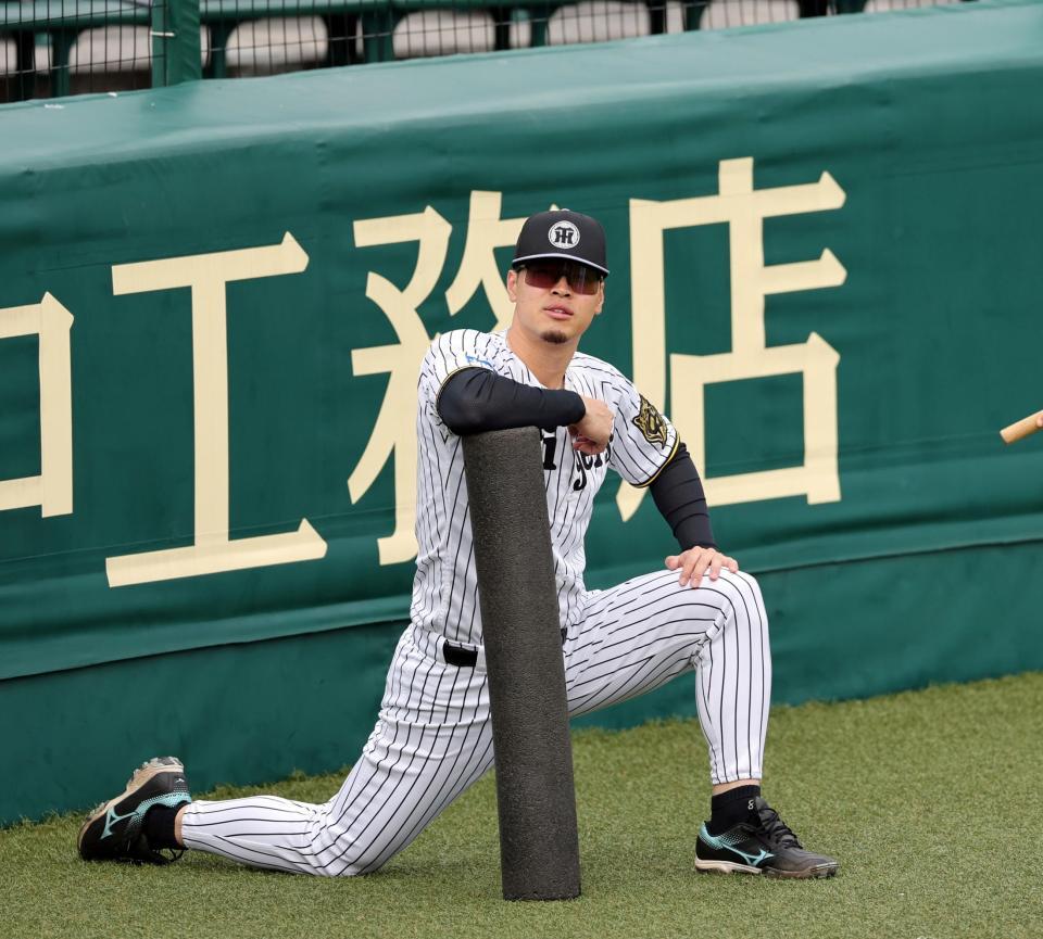 　ストレッチする佐藤輝＝２１日