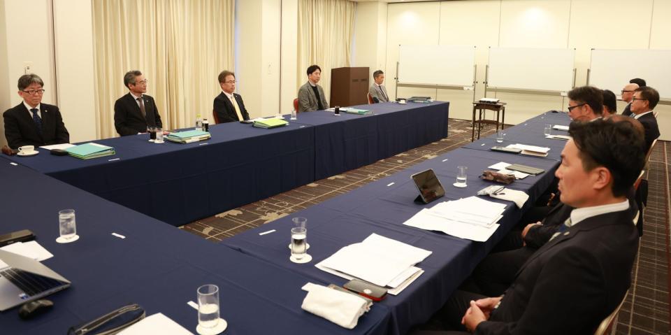 　ドラフト前日のスカウト会議に臨む藤川監督ら（撮影・金田祐二）