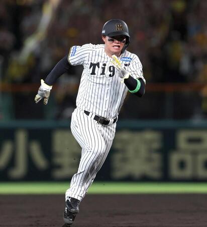 　１５日のＤｅＮＡ戦、佐藤輝の中前打で三塁へ走る森下