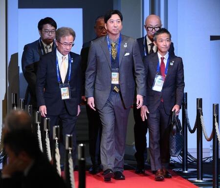 　入場する藤川監督（中央）＝撮影・堀内翔