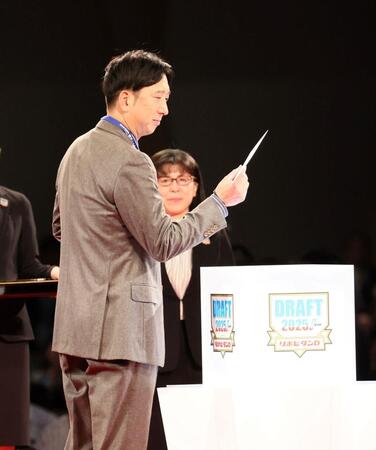 　くじを引く藤川監督（撮影・石井剣太郎）