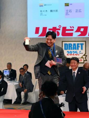 　創価大・立石正広の交渉権を獲得してガッツポーズをする藤川監督（撮影・堀内翔）