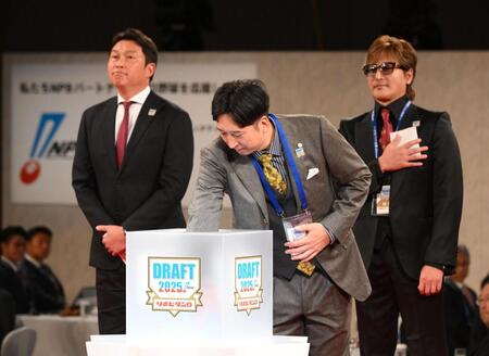 　抽選をする藤川監督。左は新井監督、右は新庄監督（撮影・堀内翔）