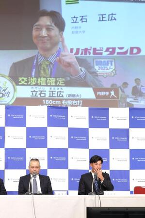 　交渉権を確定した藤川監督の映像を見る創価大・立石正広（撮影・西岡正）