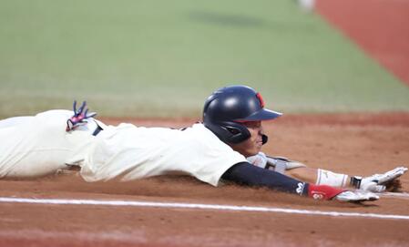 　６回、ヘッドスライディングで内野安打にする日大・谷端将伍（撮影・金田祐二）