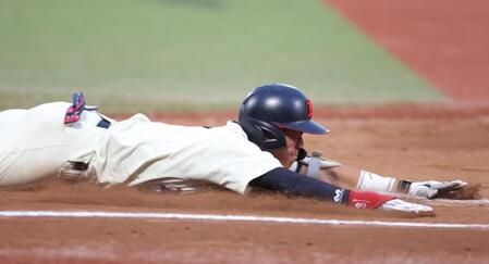 　６回、ヘッドスライディングで内野安打にする日大・谷端将伍（撮影・金田祐二）