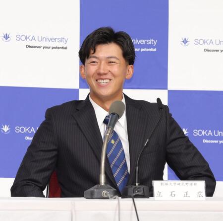 　笑顔で喜びを語る創価大・立石正広（撮影・西岡正）