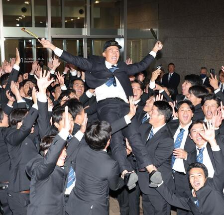 　阪神から１位指名を受け、ナインに胴上げされる創価大・立石正広（撮影・西岡正）