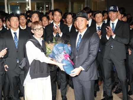 　母・郁代さん（左）に花束を渡す創価大・立石正広（撮影・西岡正）