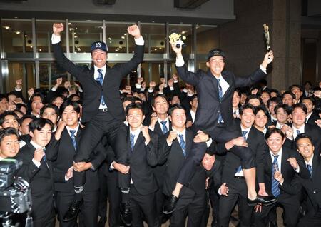 　ナインの騎馬に笑顔を見せるヤクルト３位指名の創価大・山崎太陽（左）と阪神１位指名の創価大・立石正広（撮影・西岡正）