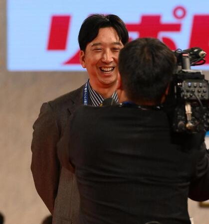 　創価大・立石正広の交渉権を獲得して笑顔を見せる藤川監督（撮影・堀内翔）