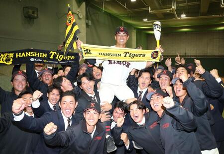 　阪神から２位指名を受け、チークメートと喜ぶ日大・谷端将伍（撮影・金田祐二）