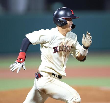 　８回、適時内野安打で力走する日大・谷端将伍（撮影・金田祐二）