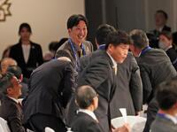 　創価大・立石正広の交渉権を獲得した藤川監督は球団関係者と握手を交わす（撮影・石井剣太郎）