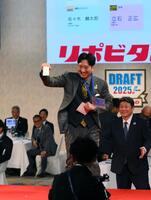 　創価大・立石正広の交渉権を獲得してガッツポーズをする藤川監督（撮影・堀内翔）