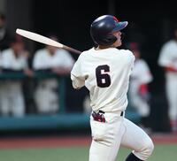 　６回、内野安打を放つ日大・谷端将伍（撮影・金田祐二）