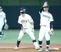 　８回、適時内野安打でガッツポーズの日大・谷端将伍（撮影・金田祐二）