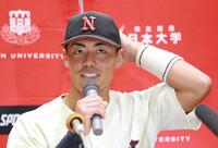 　阪神から２位指名を受けあいさつする日大・谷端将伍（撮影・金田祐二）