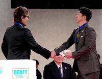 　創価大・立石正広の交渉権を獲得し、新庄監督（左）と握手を交わす藤川監督