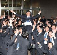 　阪神から１位指名を受け、ナインに胴上げされる創価大・立石正広（撮影・西岡正）