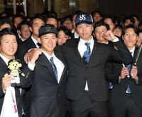 　ヤクルト３位指名の山崎太陽（左）と肩を組む阪神１位紙面の創価大・立石正広（撮影・西岡正）