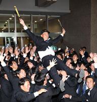 　阪神から１位指名を受け、ナインに胴上げされる創価大・立石正広（撮影・西岡正）