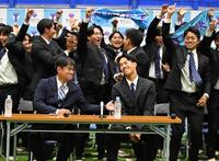 　３位に指名され歓喜のナインとホッとした表情の阪神３位・岡城快生（撮影・持木克友）