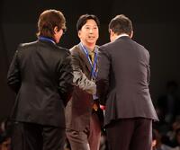 　創価大・立石正広の交渉権を巡っての抽選を終え新井監督と握手する藤川監督（中央）。左は新庄監督（撮影・石井剣太郎）