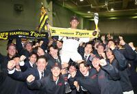 　阪神から２位指名を受け、チークメートと喜ぶ日大・谷端将伍（撮影・金田祐二）