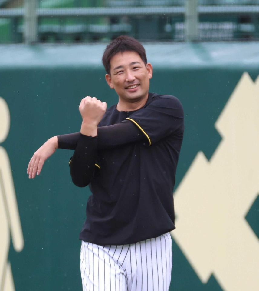 　ウオーミングアップする岩崎（撮影・北村雅宏）