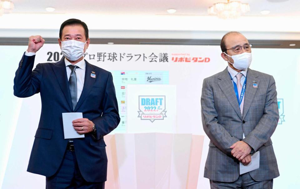 　プロ野球ドラフト会議で高松商高の浅野翔吾外野手の交渉権を獲得し、ガッツポーズする巨人の原辰徳監督。右は阪神の岡田彰布監督＝２０２２年１０月
