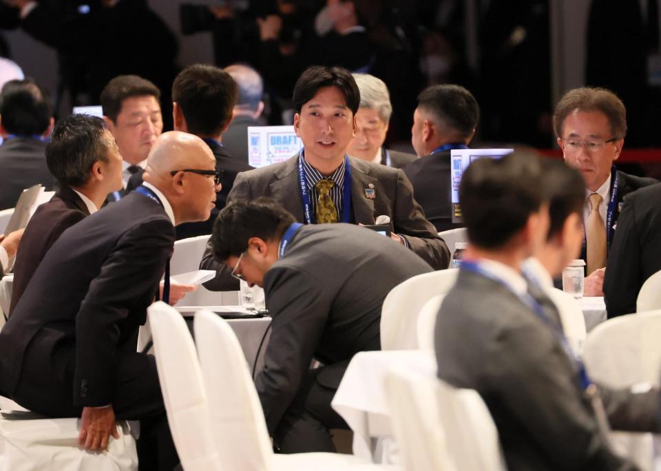 　ドラフト会議に臨む藤川監督（中央）＝撮影・石井剣太郎