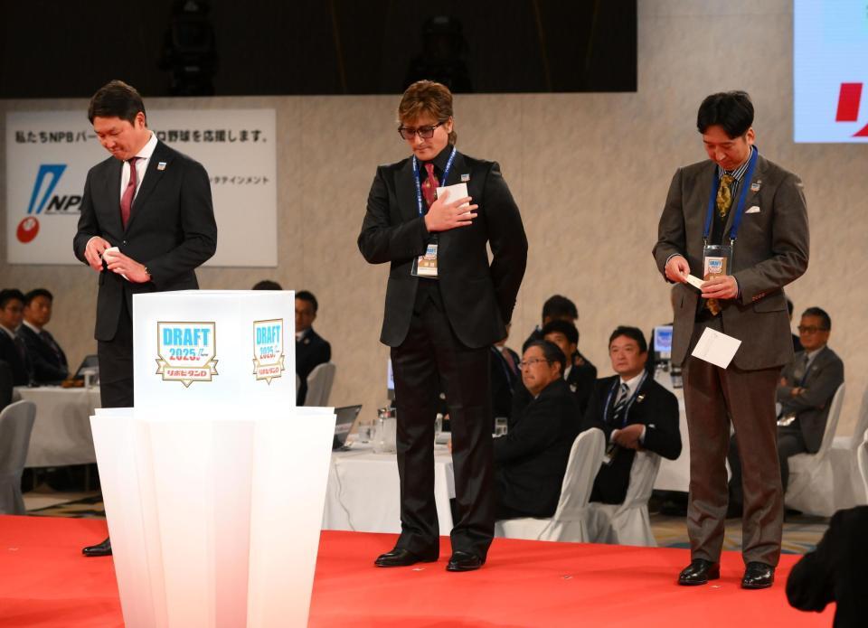 　開封する時に封筒を落とす藤川監督（右端）＝撮影・堀内翔