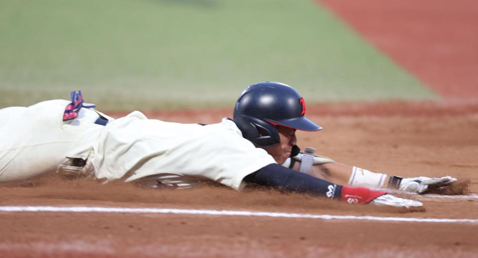 　６回、ヘッドスライディングで内野安打にする日大・谷端将伍（撮影・金田祐二）