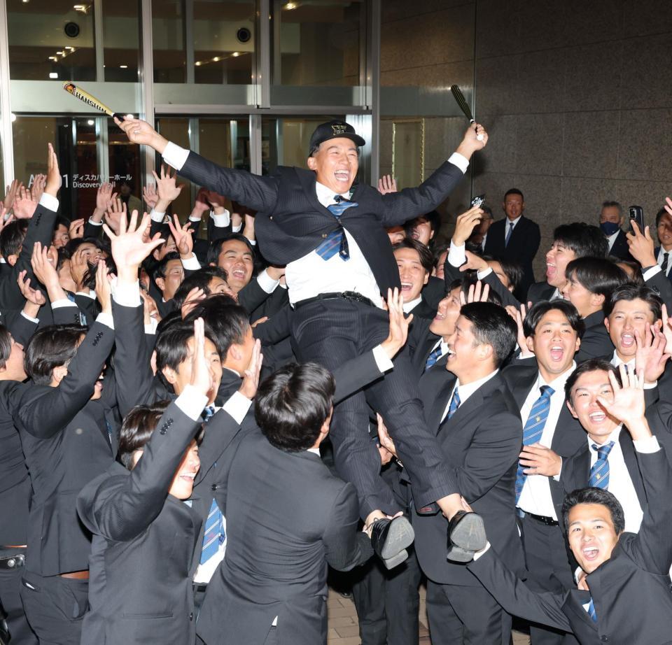 　阪神から１位指名を受け、ナインに胴上げされる創価大・立石正広（撮影・西岡正）