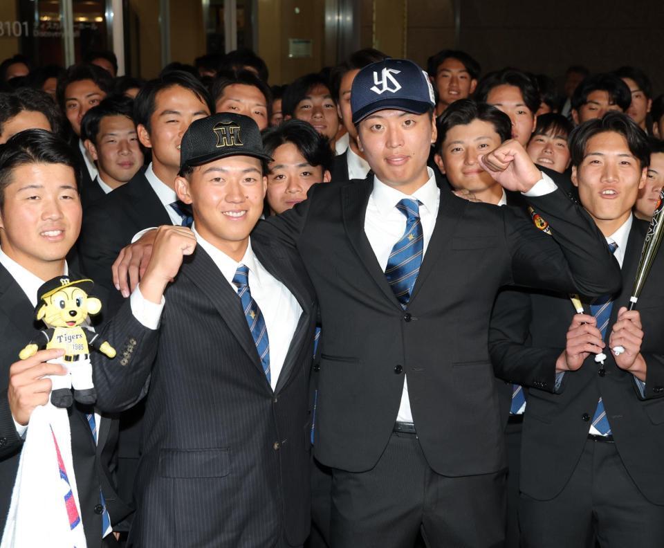 　ヤクルト３位指名の山崎太陽（左）と肩を組む阪神１位紙面の創価大・立石正広（撮影・西岡正）