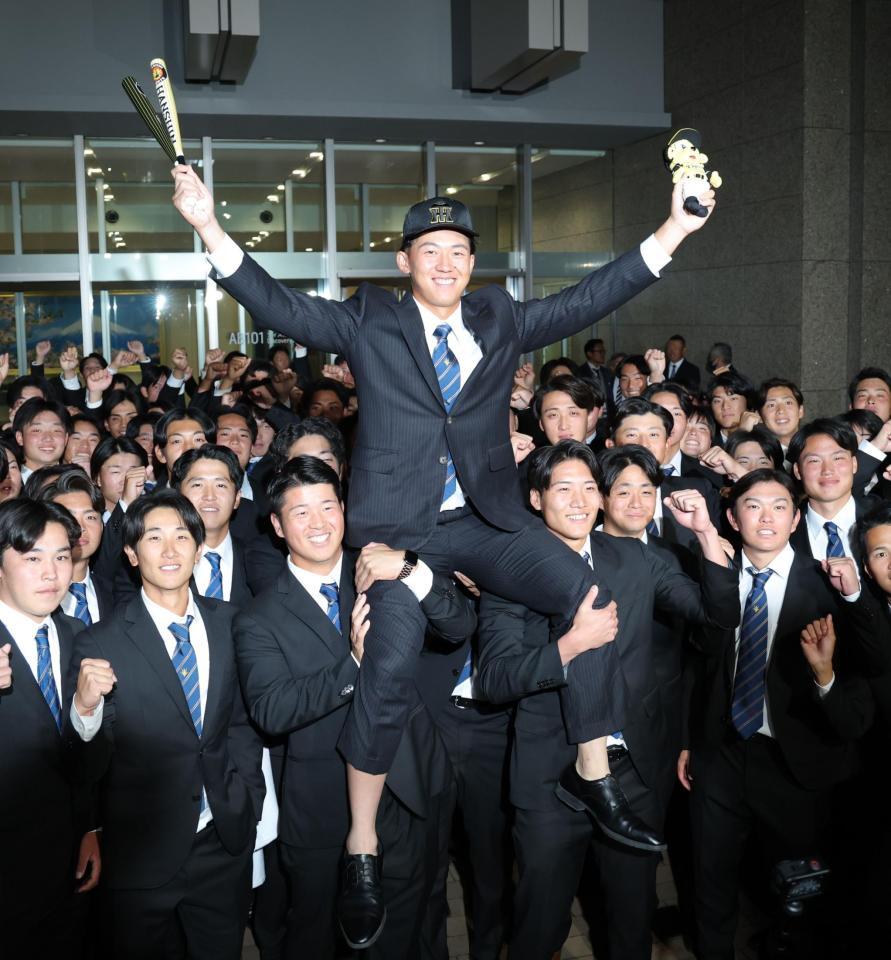 　ナインの騎馬に笑顔でガッツポーズの創価大・立石正広（撮影・西岡正）