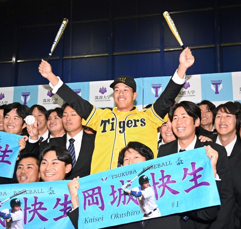 　チームメイトに祝福され笑顔を見せる阪神３位・岡城快生（撮影・持木克友）