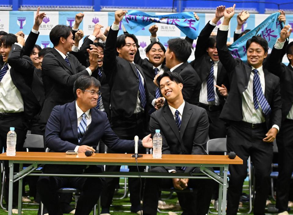 　３位に指名され歓喜のナインとホッとした表情の阪神３位・岡城快生（撮影・持木克友）