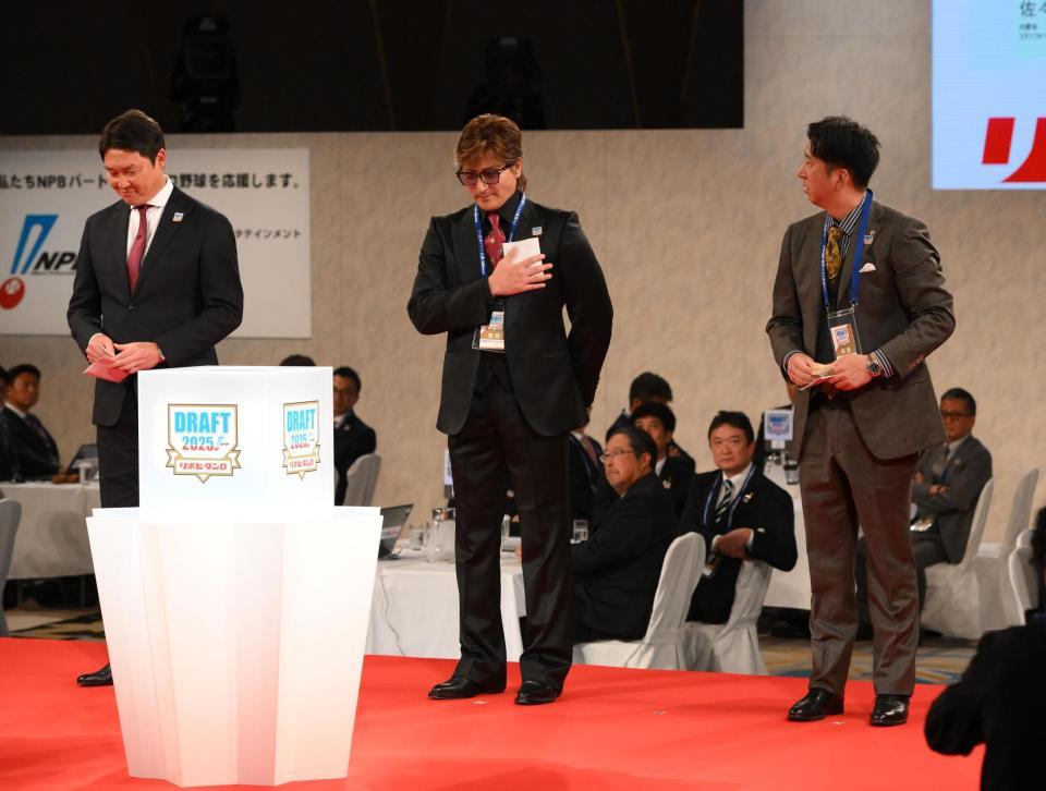 　開封した後に新井監督（左）と新庄監督（中央）を見つめる藤川監督（撮影・堀内翔）