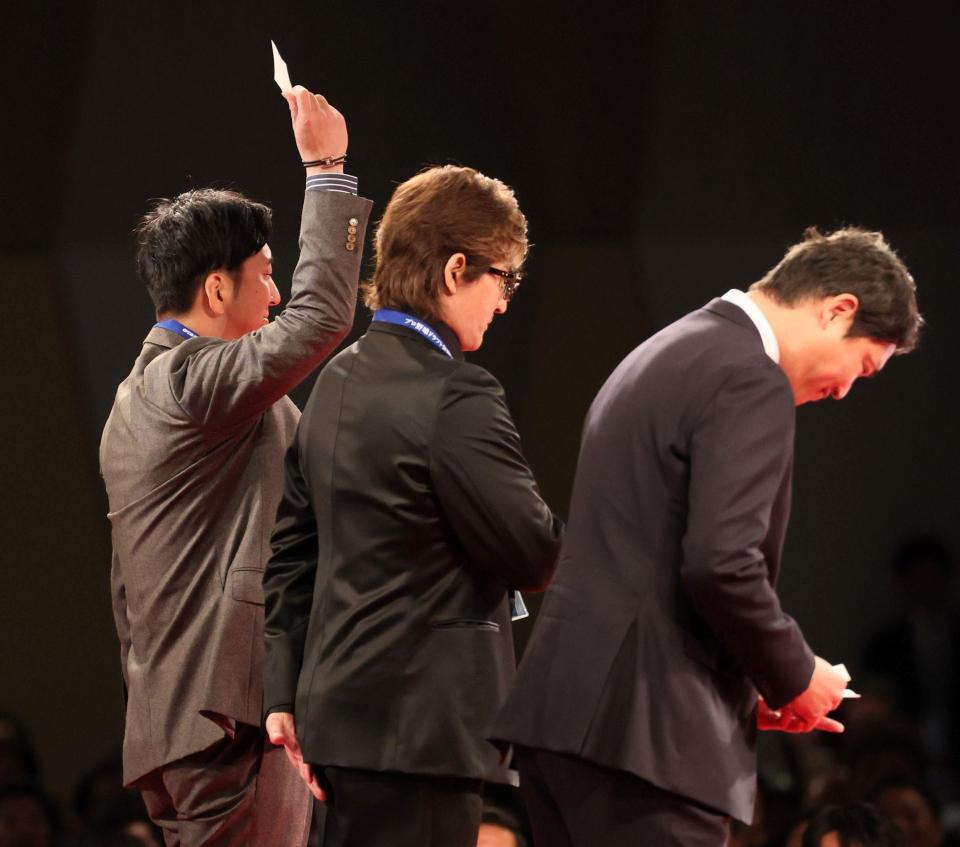 　創価大・立石正広の交渉権を巡って抽選に臨んだ（左から）藤川監督、新庄監督、新井監督（撮影・石井剣太郎）