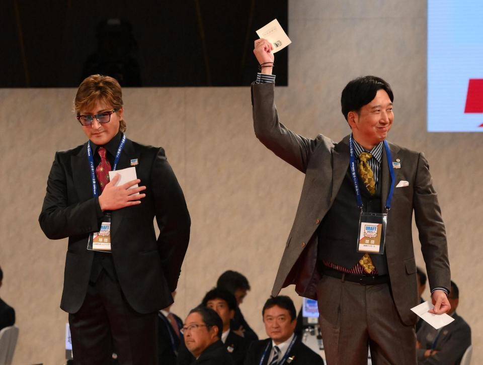 　創価大・立石正広の交渉権を獲得した藤川監督（右）を見つめる新庄監督（撮影・堀内翔）