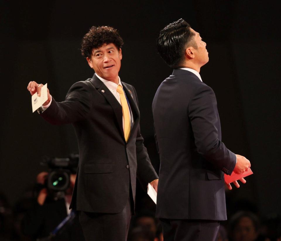 　佐々木麟太郎の交渉権を引き当てた城島ＣＢＯ。右は相川監督（撮影・石井剣太郎）