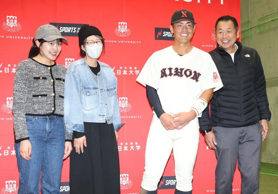 　家族に祝福される日大・谷端将伍（左から）姉・真衣さん、母・正美さん、父・時宗さん（撮影・金田祐二）