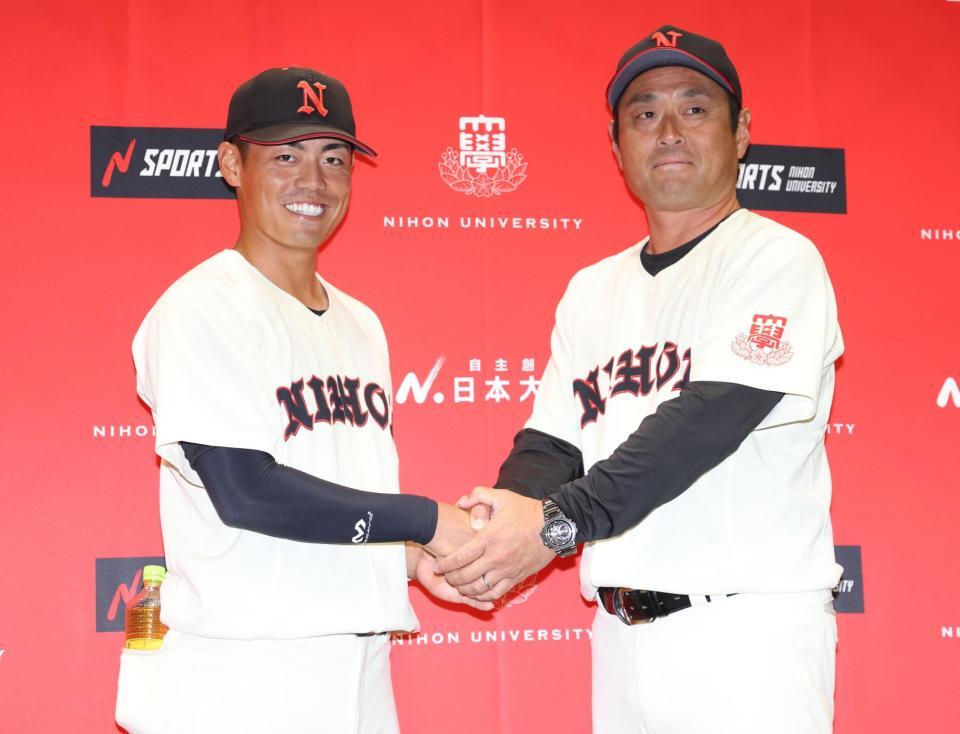 　片岡昭吾監督に祝福される日大・谷端将伍（撮影・金田祐二）